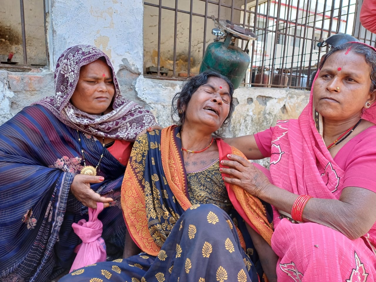 टक्कर के बाद रोते बिलखते मृतकों के परिजन