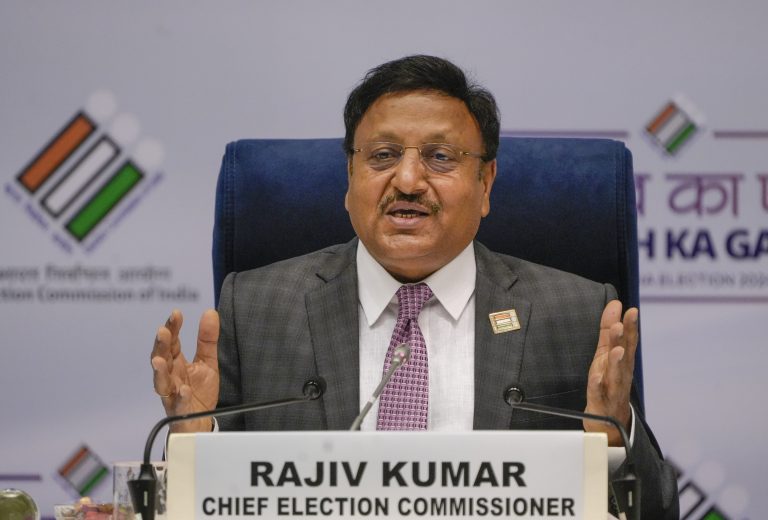 EVM पर सवाल उठाने वालों को चुनाव आयुक्त ने शायराना अंदाज में दिया जवाब