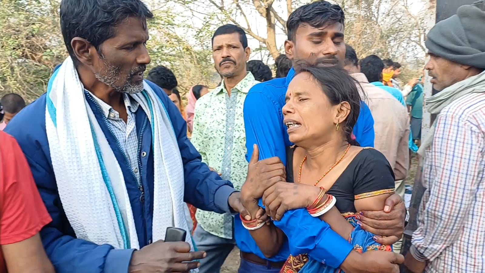 सड़क हादसे के बाद रोते-बिलखते परिजन