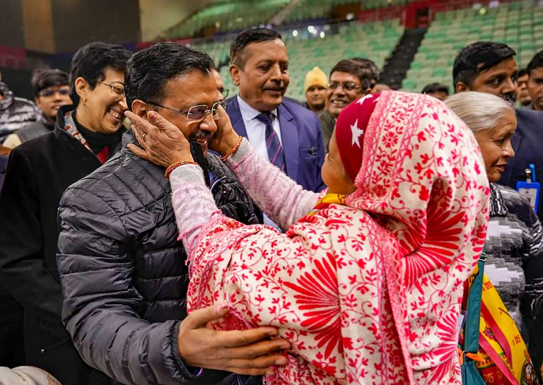 ‘अरविंद केजरीवाल बाहर से भी काम करते थे और अंदर से भी कर रहे हैं’, ‘एलजी’ के बयान के बाद ‘आप’ की प्रतिक्रिया