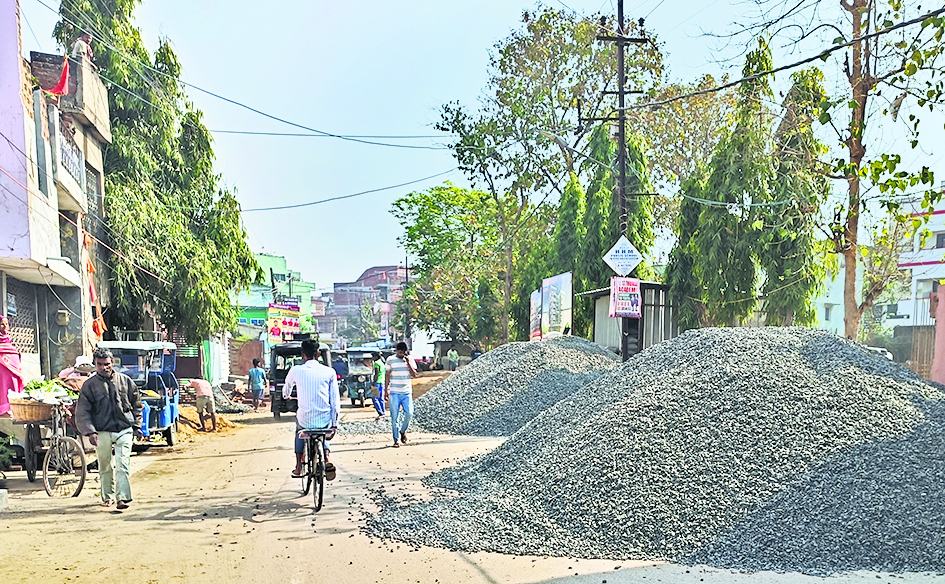 गया शहर में सड़क पर बिल्डिंग मटेरियल