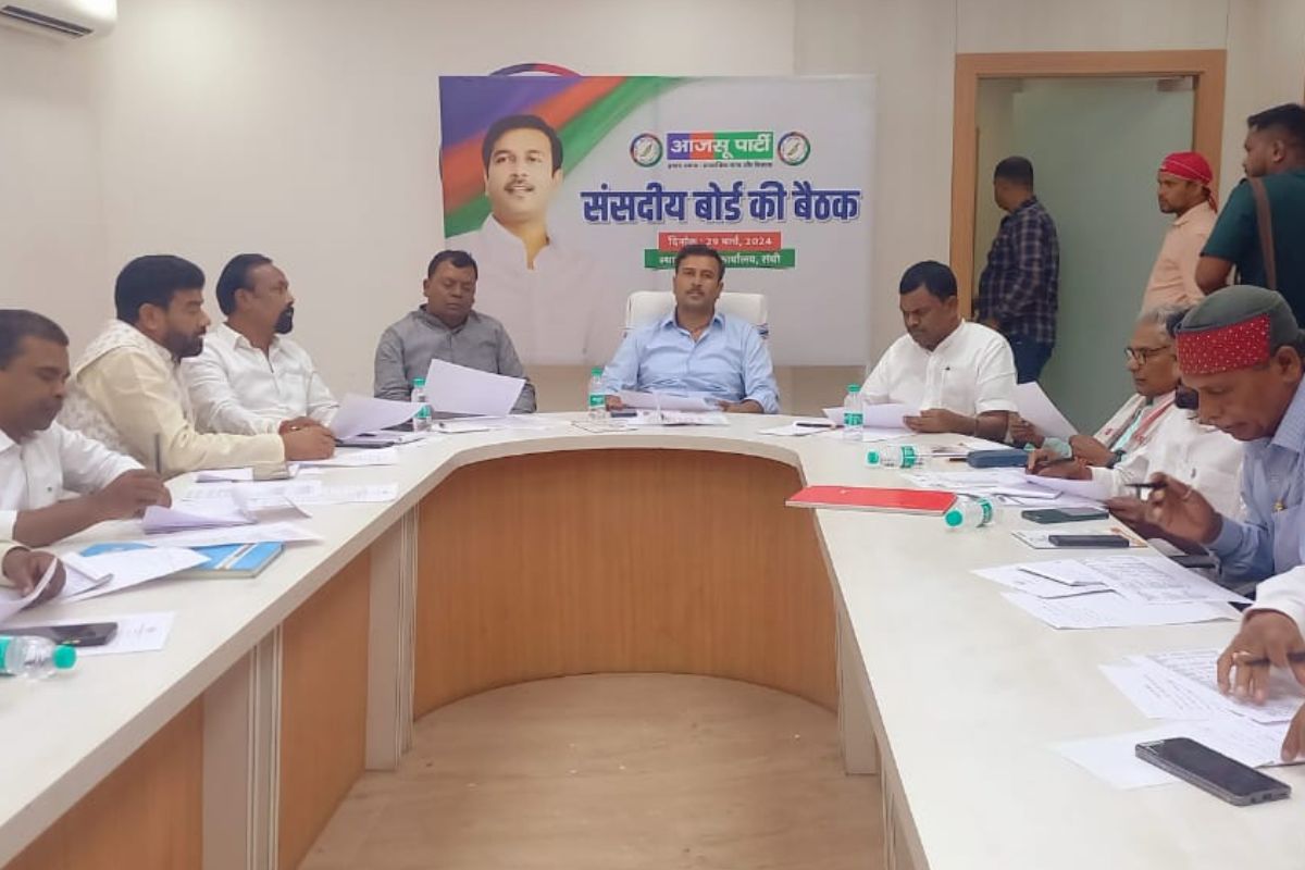 आजसू संसदीय बोर्ड की बैठक में सुदेश महतो एवं अन्य