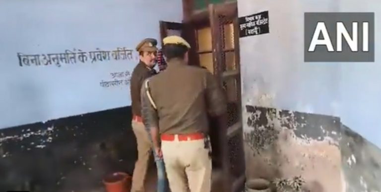 Badaun Case: कुछ इस तरह आरोपी जावेद को लेकर कोर्ट पहुंची पुलिस, देखें वीडियो