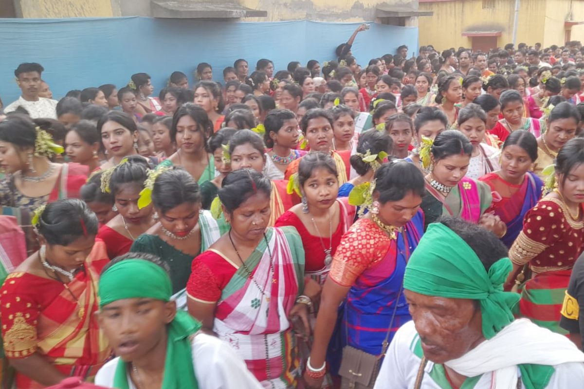 दिशोम बाहा पर्व में उमड़े संताल आदिवासी
