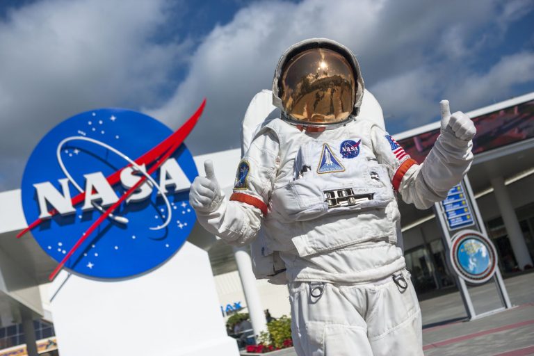 NASA Job: नासा लाया चांद और मंगल पर जाने का मौका, करोड़ों में सैलरी