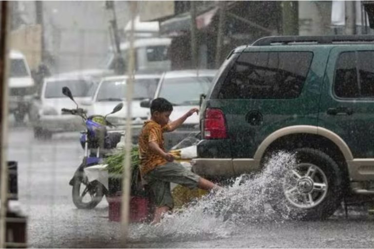 Rainwater clogging: कांटाटोली-बहू बाजार सड़क बनी तालाब, जेसीबी से नाली की सफाई कर निकाला गया पानी