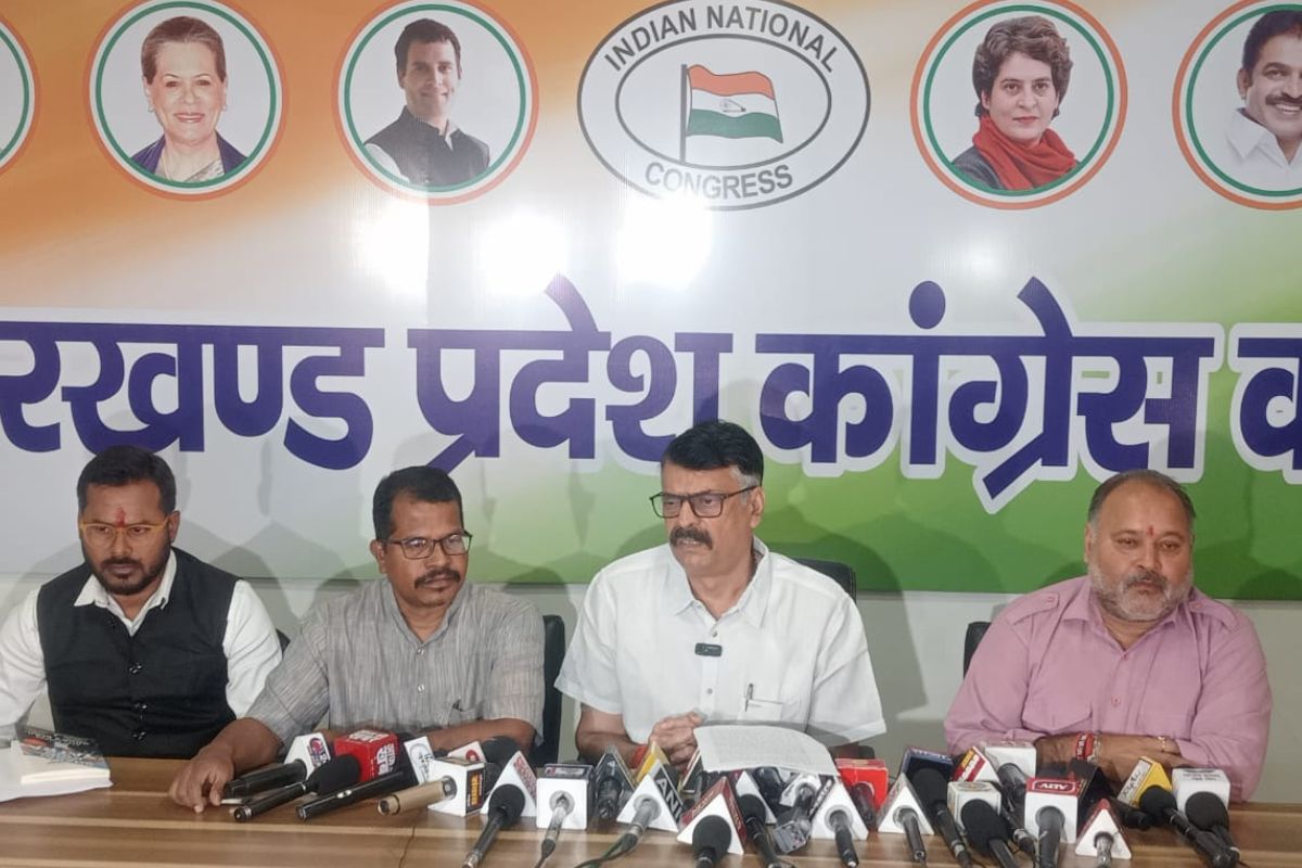 पत्रकारों से बातचीत करते कांग्रेस प्रदेश अध्यक्ष राजेश ठाकुर