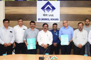 एमओयू पर हस्ताक्षर करते अधिकारी