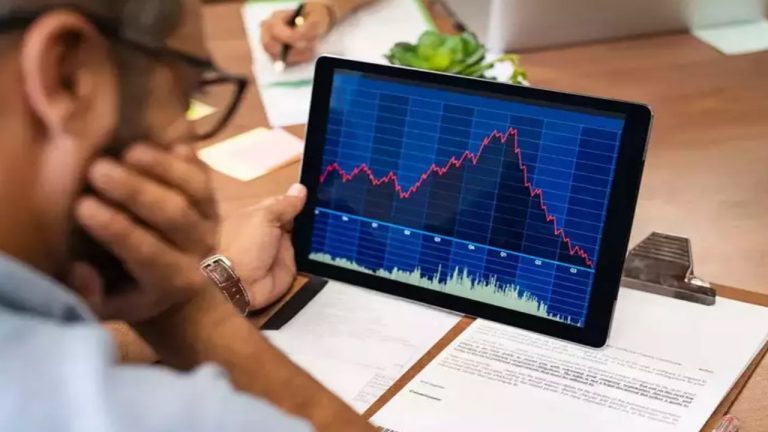 Share Market: शेयर बाजार में बिकवाली हावी, सेंसेक्स 453 अंक टूटा, निफ्टी 72,643 पर बंद