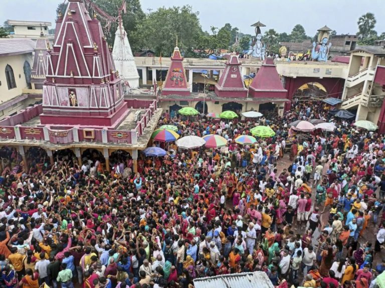 पेट्रोल पंप कर्मी से चार लाख की लूट