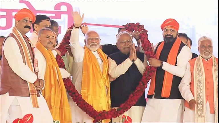 PM Modi In Bihar: पीएम नरेंद्र मोदी सीएम नीतीश कुमार के साथ औरंगाबाद पहुंचे