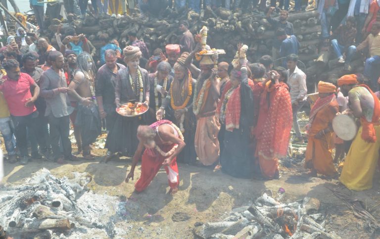 Holi 2024: काशी में खेली जाती है चिता-भस्म की अनोखी होली, तारक मन्त्र देने आते हैं महादेव