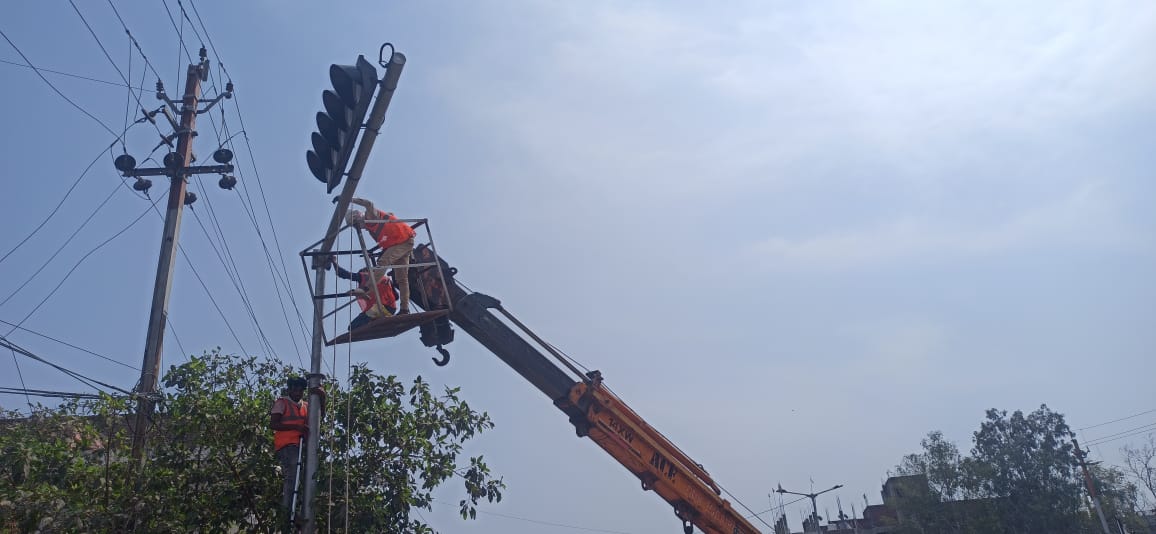 सासाराम में चौक चौराहे पर लगाई जा रही ट्रैफिक लाइट