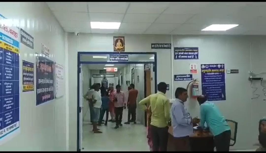 दुर्घटना के बाद अस्पताल में लोगों की भीड़
