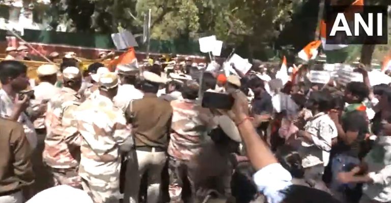 CAA को लेकर दिये गये बयान से गुस्से में पाकिस्तान और अफगानिस्तान के शरणार्थी, कांग्रेस कार्यालय के बाहर जोरदार प्रदर्शन