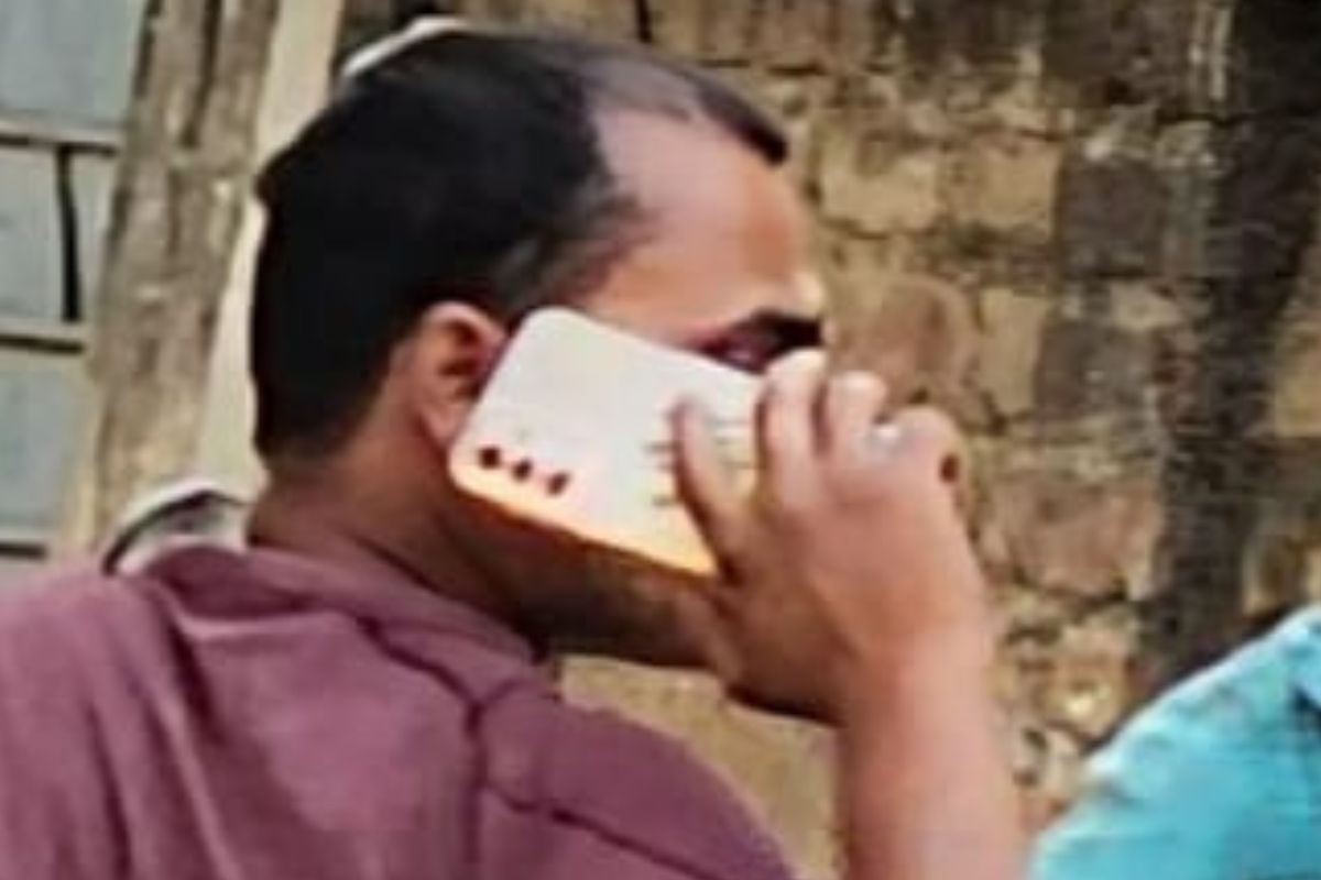 मोबाइल पर बात करता ड्रग पैडलर