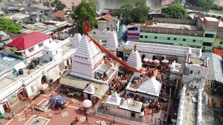 गिरजाघरों में हुई प्रार्थना, प्रभु यीशु की उपासना डूबे अनुयायी