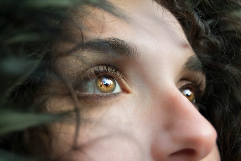 Eye Care Tips: बिना ग्लासेज के देखने में हो रही दिक्कत? इन तरीकों से हटाएं चश्मा