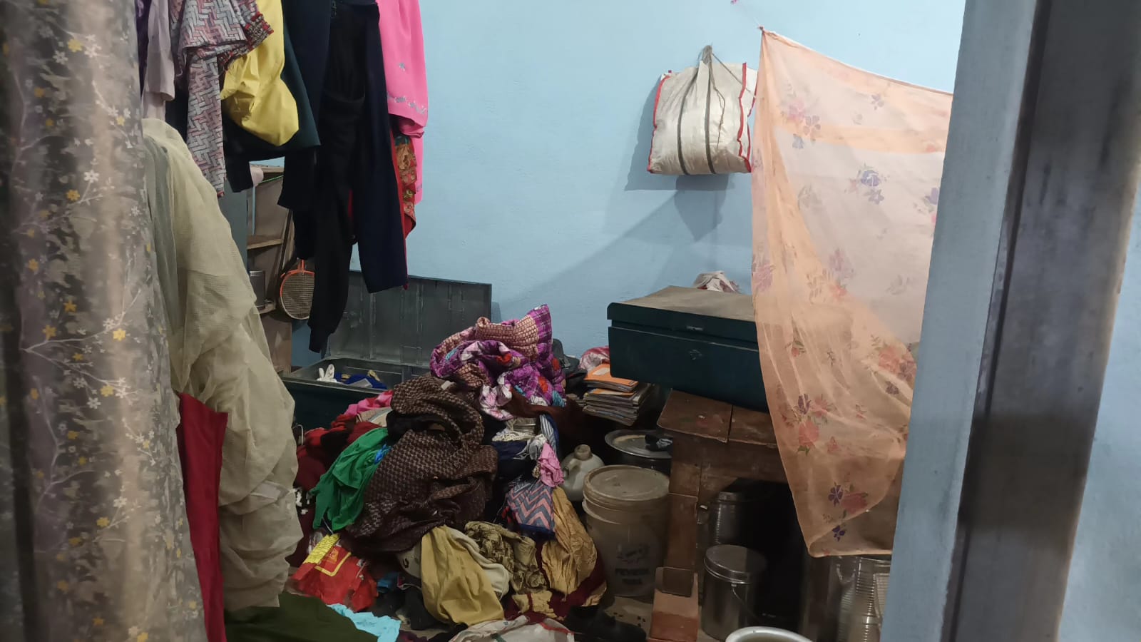 डकैती के बाद बिखरा सामान
