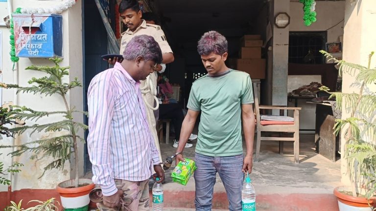 शराब की सूचना पर पहुंची पुलिस तो धंधेबाजों ने बोला हमला, आठ गिरफ्तार
