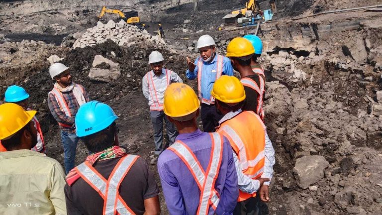 गिरिडीह कोलियरी महाप्रबंधक ने किया उत्पादन कार्य का निरीक्षण