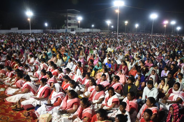 लोयला मैदान में पुण्य बृहस्पतिवार की आराधना में शामिल हुए मसीही विश्वासी, बोले आर्चबिशप :प्रभु यीशु की तरह हम भी विनम्र बनें