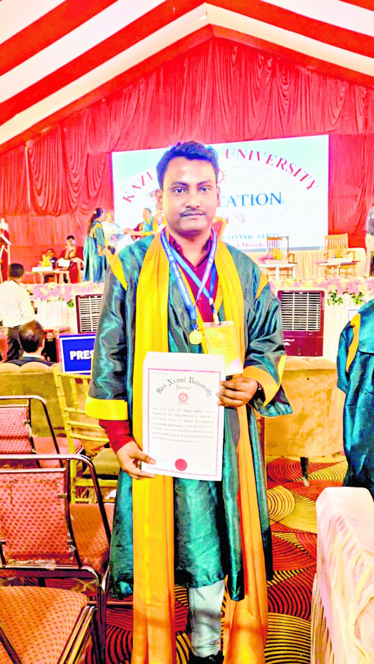 राज्यपाल से स्वर्ण पदक पाकर आकाश ने किया गौरवान्वित