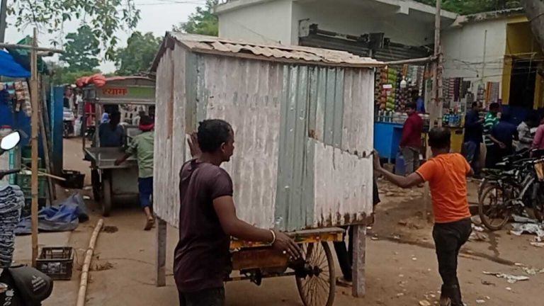 नप क्षेत्र में अतिक्रमण पर चला प्रशासन का डंडा, दुकानदारों को दी हिदायत