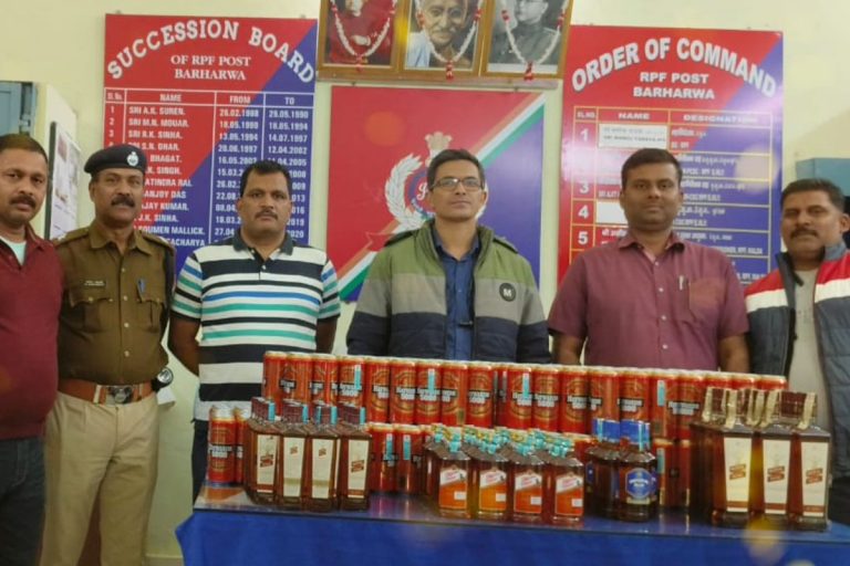 विदेशी शराब की बड़ी खेप ट्रेन से जब्त, साहिबगंज से बिहार के दो तस्कर अरेस्ट