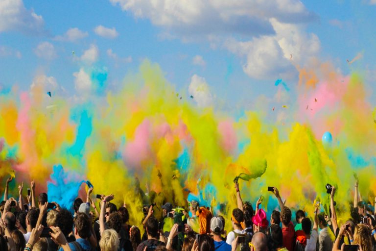 Holi Skin Care Tips: होली के रंगों से अपने स्किन और बालों को इस तरह रखें सुरक्षित, जानें आसान तरीका