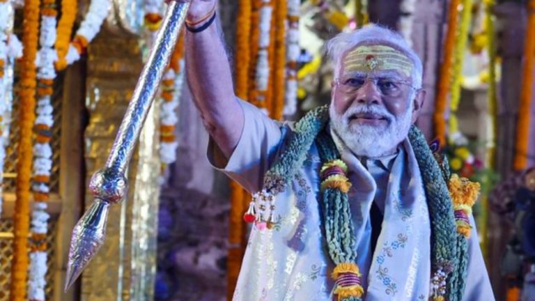 PHOTOS: पीएम मोदी का मेगा शो, काशी विश्वनाथ मंदिर में की पूजा-अर्चना