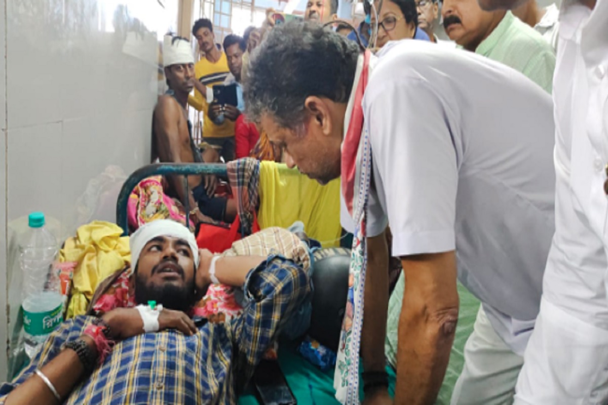 मरीज के साथ कीर्ति आजाद, सांकेतिक तस्वीर