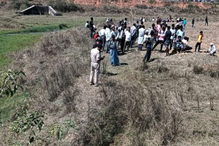 लोहरदगा में बकरी चराने गयी युवती लापता, शव बरामद, ग्रामीणों को दुष्कर्म के बाद हत्या की आशंका