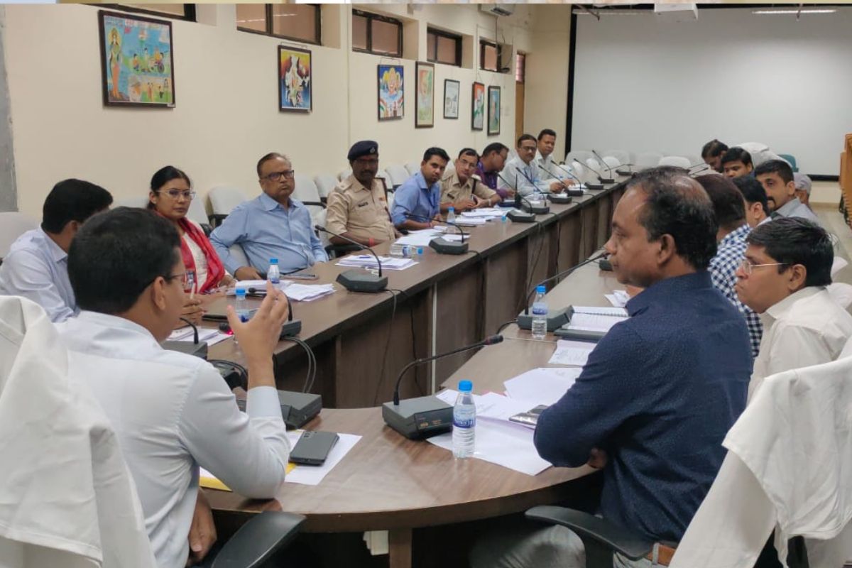 अधिकारियों के साथ बैठक करते रांची जिला निर्वाचन पदाधिकारी राहुल कुमार सिन्हा