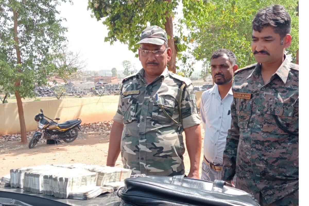 बरामद रुपए के साथ लातेहार पुलिस