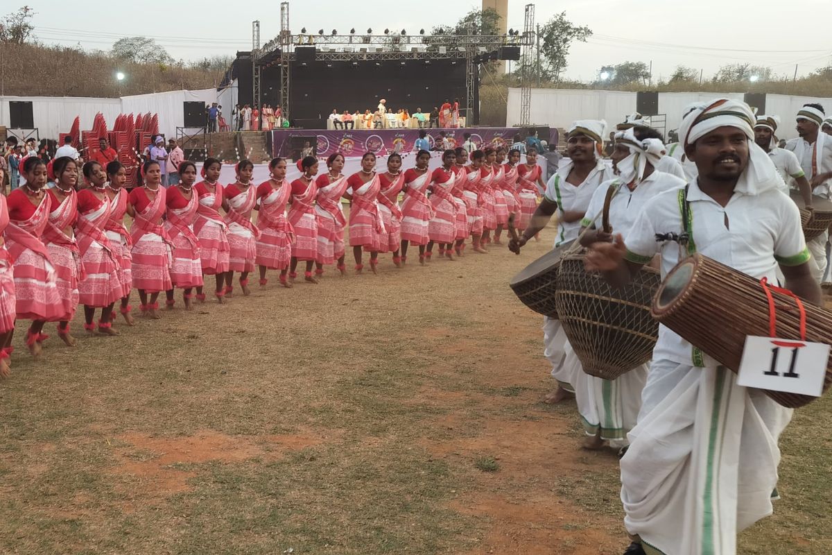 मागे पर्व के मौके पर नृत्य करती टीम
