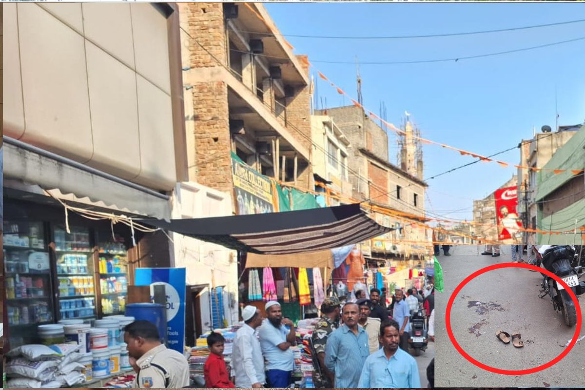 घटना स्थल पर पहुंची पुलिस और जुटे आसपास के लोग