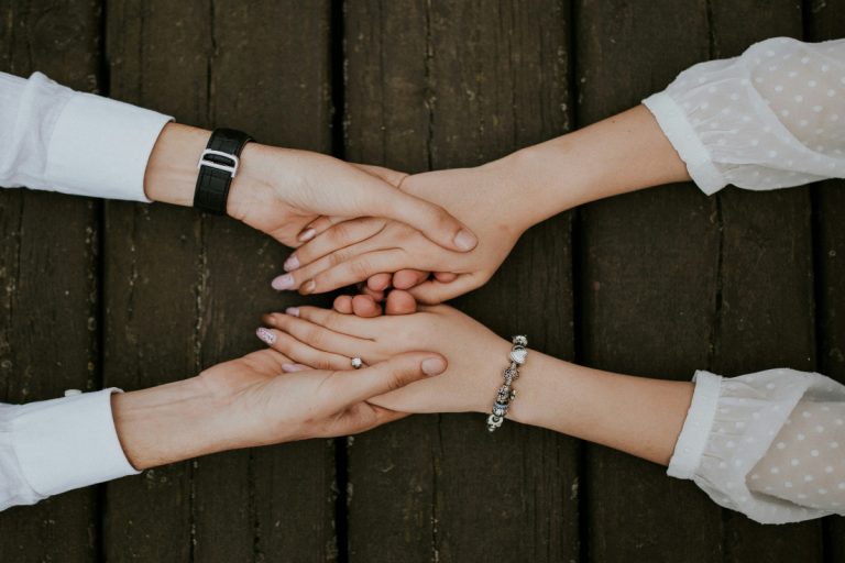 Relationship Tips: क्या आपका पार्टनर आपके साथ है लॉयल? इन संकेतों से लगाएं पता