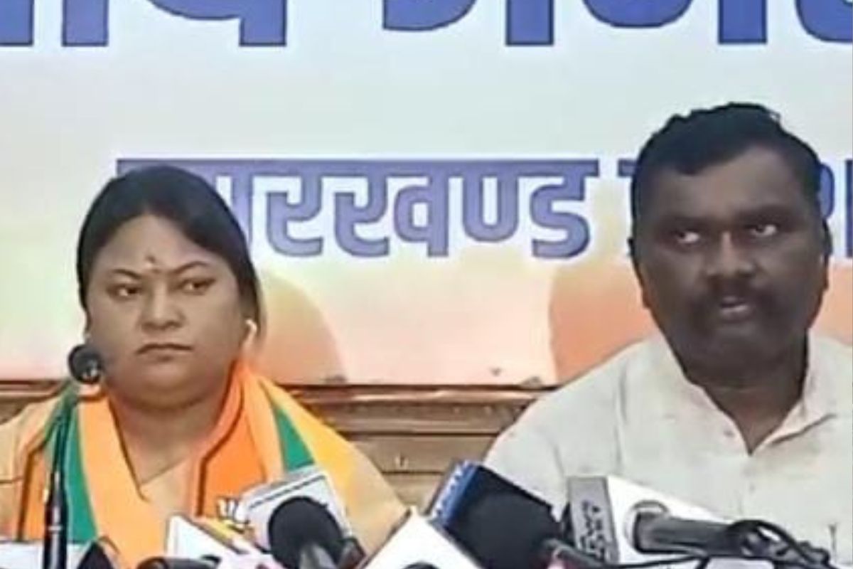 पत्रकारों से बातचीत करतीं सीता सोरेन