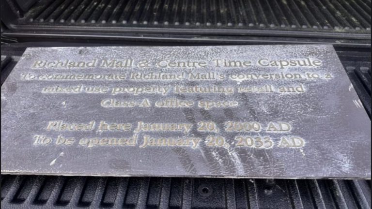 Time Capsule: सालों से बंद था शॉपिंग मॉल, तोड़फोड़ में जमीन से बाहर आया टाइम कैप्सूल, लिखा मिला खास मैसेज
