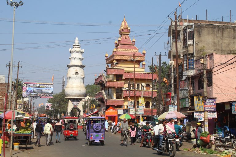 Giridih News: डीलर पर कम अनाज देने का आरोप