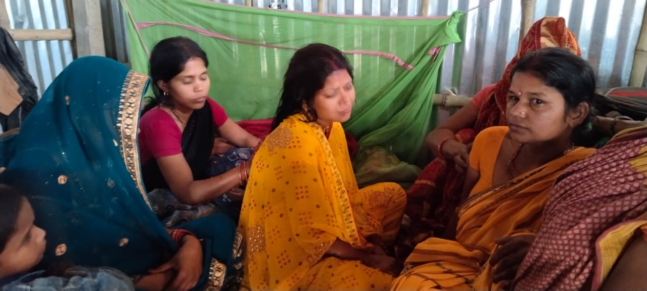 सड़क हादसे के बाद रोते-बिलखते परिजन