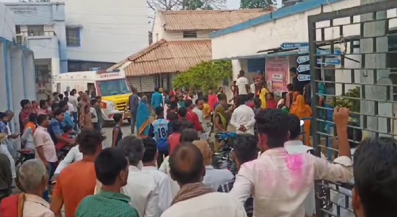सड़क हादसा के बाद हंगामा करते लोग