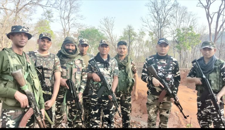 जमुई में सुरक्षा बलों ने नक्सलियों के मंसूबों को किया विफल, जंगली इलाके से 2 केन बम बरामद कर किया निष्क्रिय
