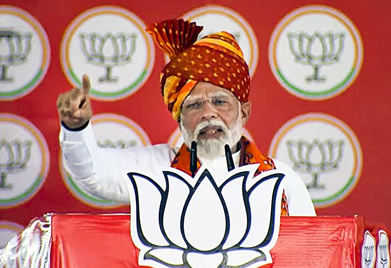 PM Modi Jharkhand Visit: पीएम नरेंद्र मोदी ने रांची में किया रोड शो, फूलों से स्वागत, राजभवन में कर रहे रात्रि विश्राम