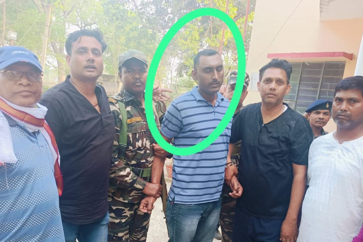 एसीबी की गिरफ्त में आरोपी मधुसूदन झा