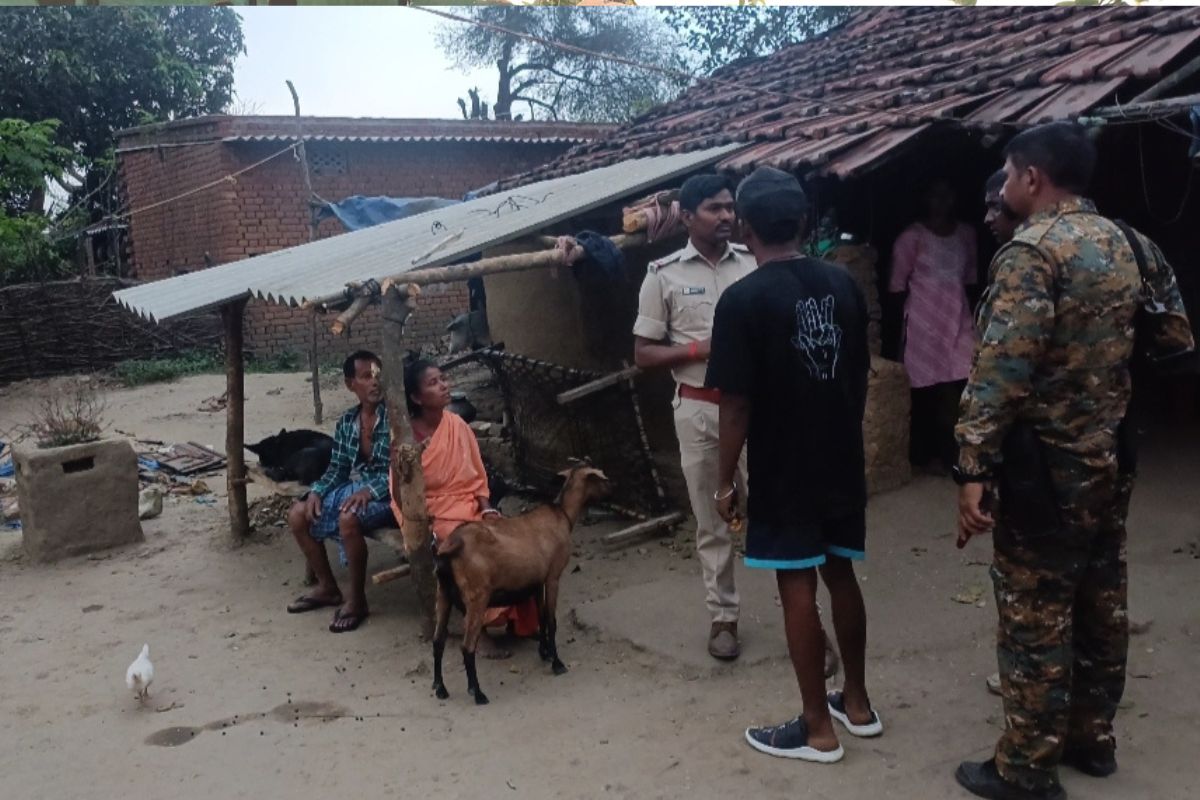 मृतका के घर पहुंची पुलिस