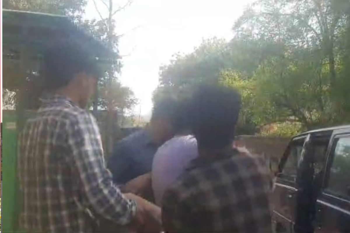 हादसे के बाद अस्पताल ले जाते परिजन