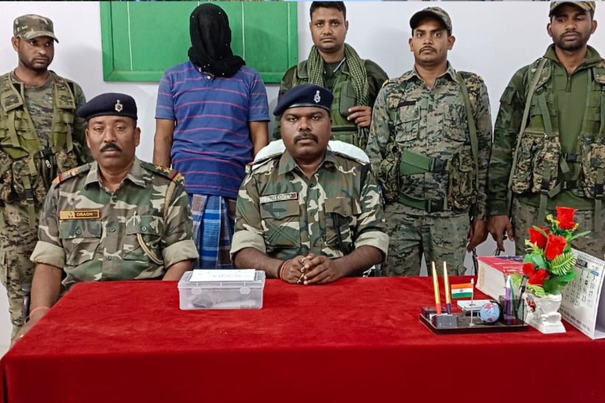 गिरफ्तारी की जानकारी देते पुलिस पदाधिकारी