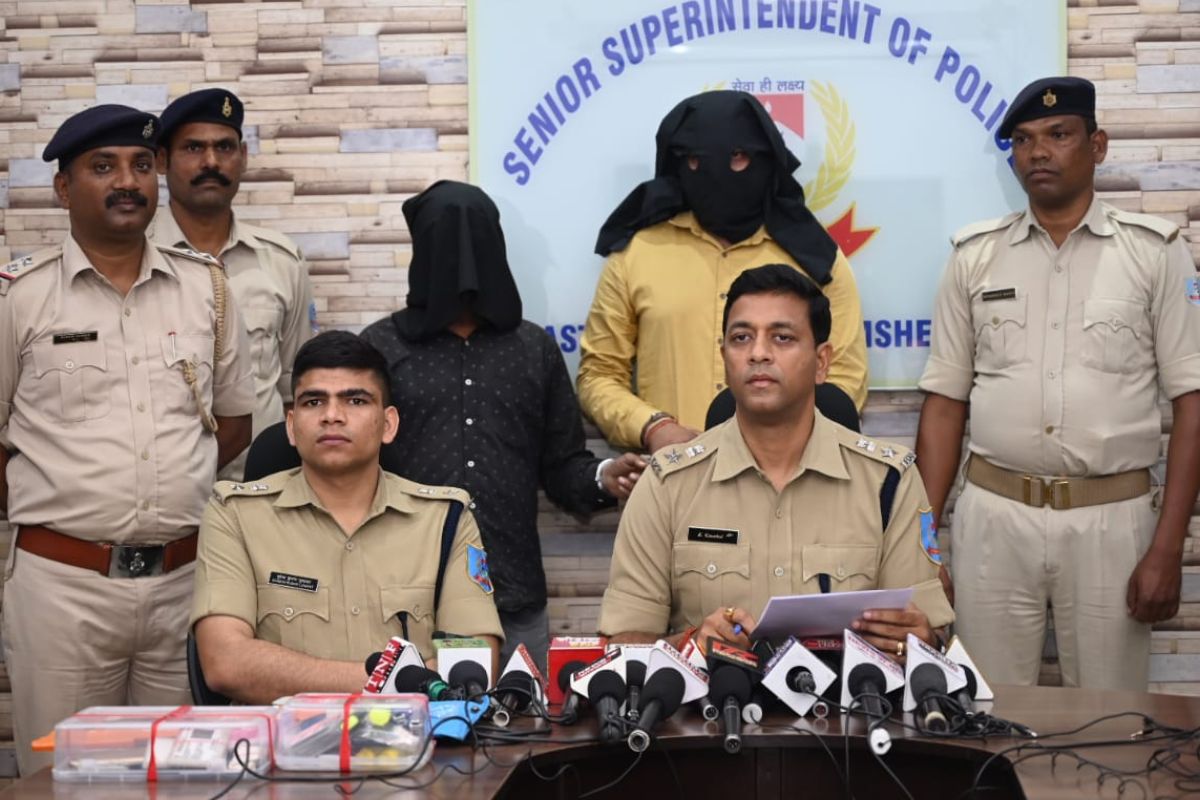 गिरफ्तारी की जानकारी देते जमशेदपुर एसएसपी